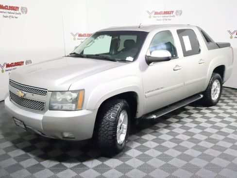 Used 2009 Chevrolet Avalanche LT w/ Luxury Package AWD/4WD image 15