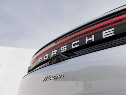 Used 2025 Porsche Macan Electric RWD image 12