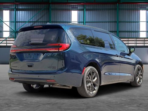 Used 2023 Chrysler Pacifica Limited w/ S Appearance Package AWD/4WD image 5
