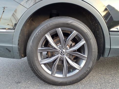 Certified 2022 Volkswagen Tiguan SE w/ Panoramic Sunroof Package image 9