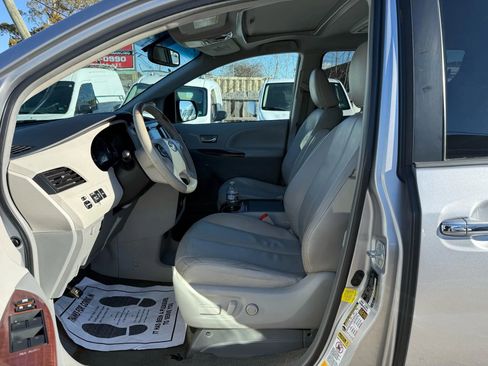 Used 2012 Toyota Sienna XLE w/ Premium Pkg AWD/4WD image 22