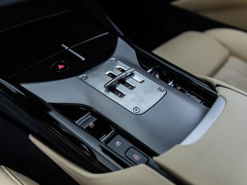 Used 2025 Ferrari Purosangue AWD/4WD image 37