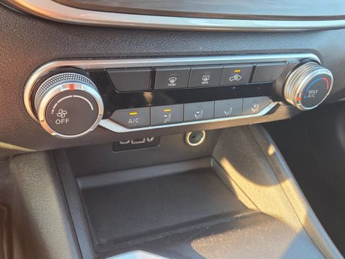 Used 2025 Nissan Altima 2.5 SV FWD image 21