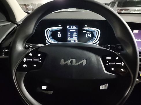 Used 2023 Kia Niro LX image 11