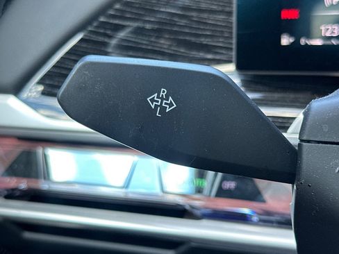 Used 2025 BMW 740i w/ Premium Package image 32