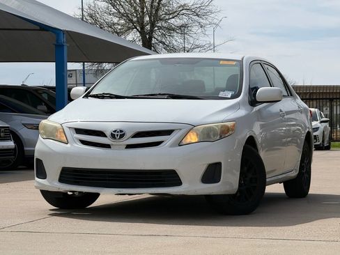 Used 2011 Toyota Corolla LE image 1
