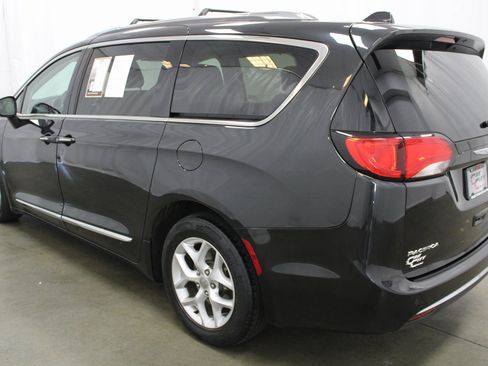 Used 2020 Chrysler Pacifica Limited image 8