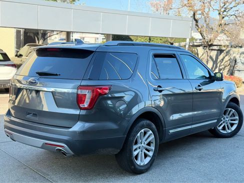 Used 2017 Ford Explorer XLT w/ Equipment Group 202A image 5