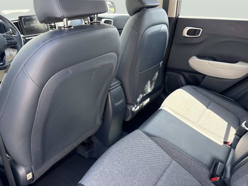 Used 2020 Hyundai Venue FWD image 13