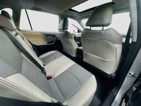 Used 2019 Toyota RAV4 XLE Premium FWD image 27
