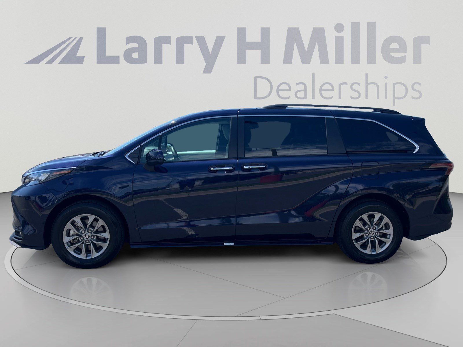 Certified 2026 Toyota Sienna XLE FWD image 2