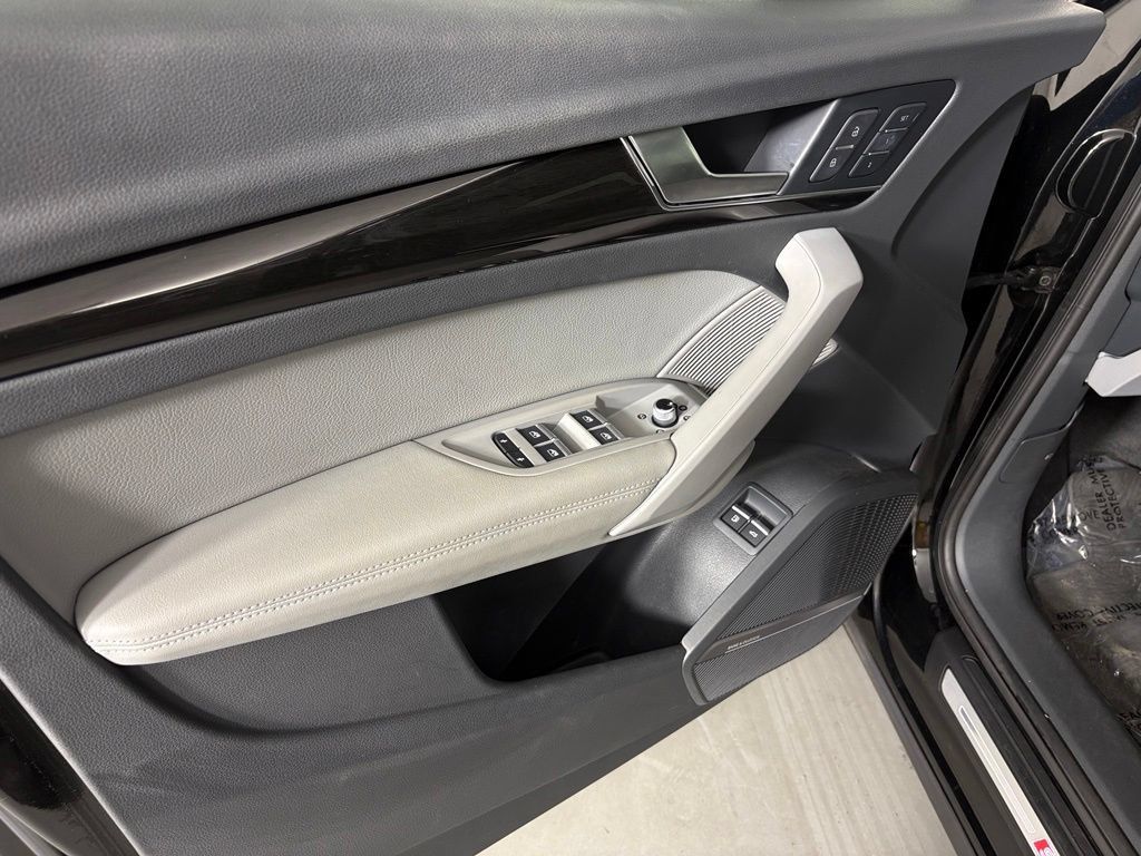 Used 2020 Audi Q5 e Premium Plus w/ Premium Plus Package AWD/4WD image 11