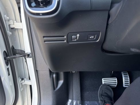 Used 2022 Volvo XC40 T5 R-Design w/ Advanced Package image 30