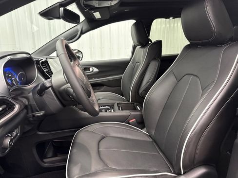 Used 2026 Chrysler Pacifica Limited w/ Uconnect Theater Family Group FWD image 17