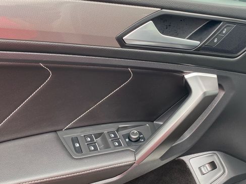 Certified 2024 Volkswagen Tiguan SE w/ Panoramic Sunroof Package FWD image 19