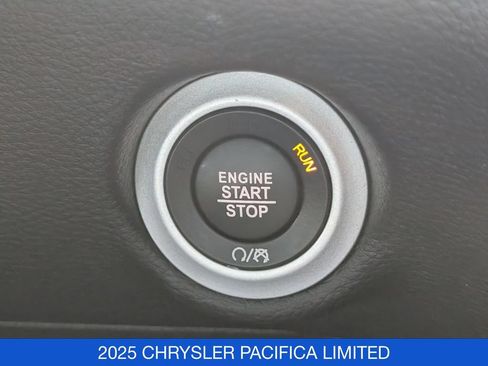 Used 2025 Chrysler Pacifica Limited FWD image 29