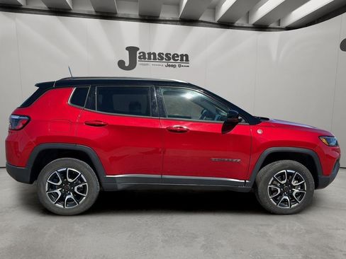 Used 2025 Jeep Compass Trailhawk AWD/4WD image 5
