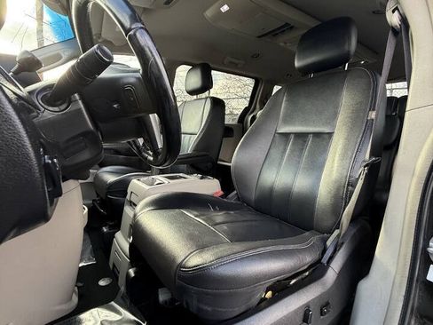Used 2014 Chrysler Town & Country Touring FWD image 12