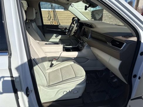 Used 2023 GMC Yukon Denali w/ Advanced Technology Package image 11