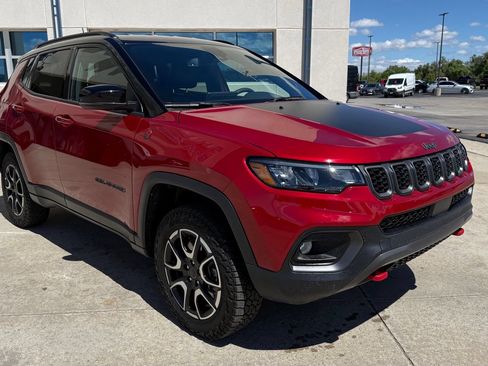 Used 2025 Jeep Compass Trailhawk AWD/4WD image 3