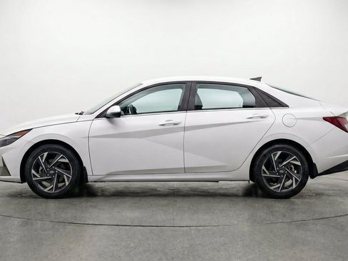 Used 2025 Hyundai Elantra SEL FWD image 5