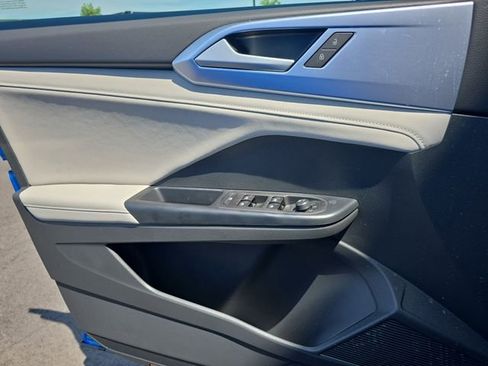 New 2026 Volkswagen Taos SE FWD image 11