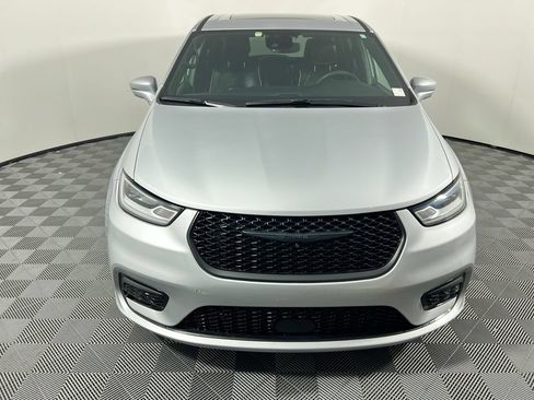 Used 2022 Chrysler Pacifica Limited w/ Uconnect Theater Family Group FWD image 8