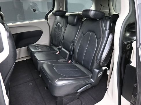 Used 2017 Chrysler Pacifica Touring-L image 21