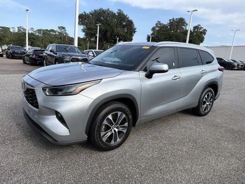 Used 2023 Toyota Highlander FWD image 5