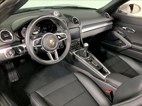 Used 2024 Porsche 718 Boxster RWD image 4