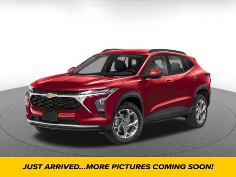Used 2025 Chevrolet Trax LT FWD image 1
