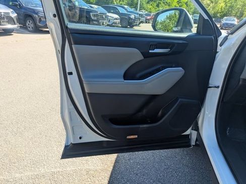 Used 2023 Toyota Highlander XLE AWD/4WD image 19