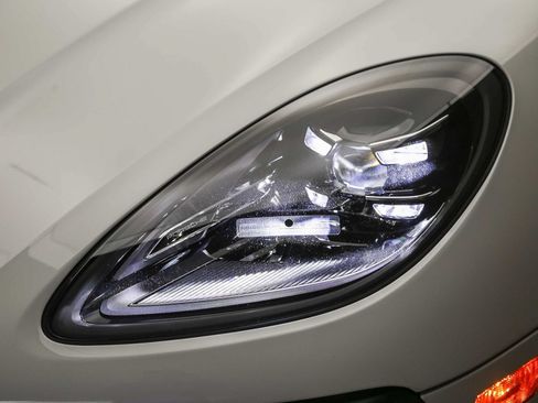 Certified 2023 Porsche Macan AWD/4WD image 11