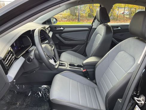 Used 2025 Volkswagen Jetta SE image 36