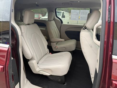 Used 2017 Chrysler Pacifica Touring image 16