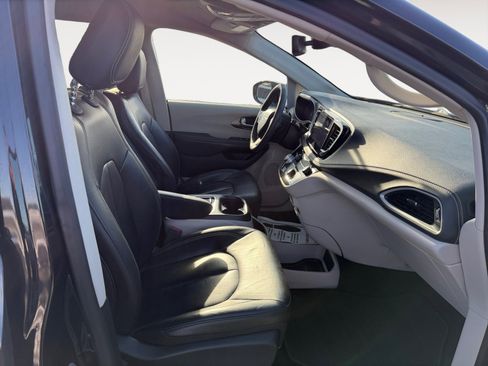 Used 2022 Chrysler Pacifica Touring-L image 15