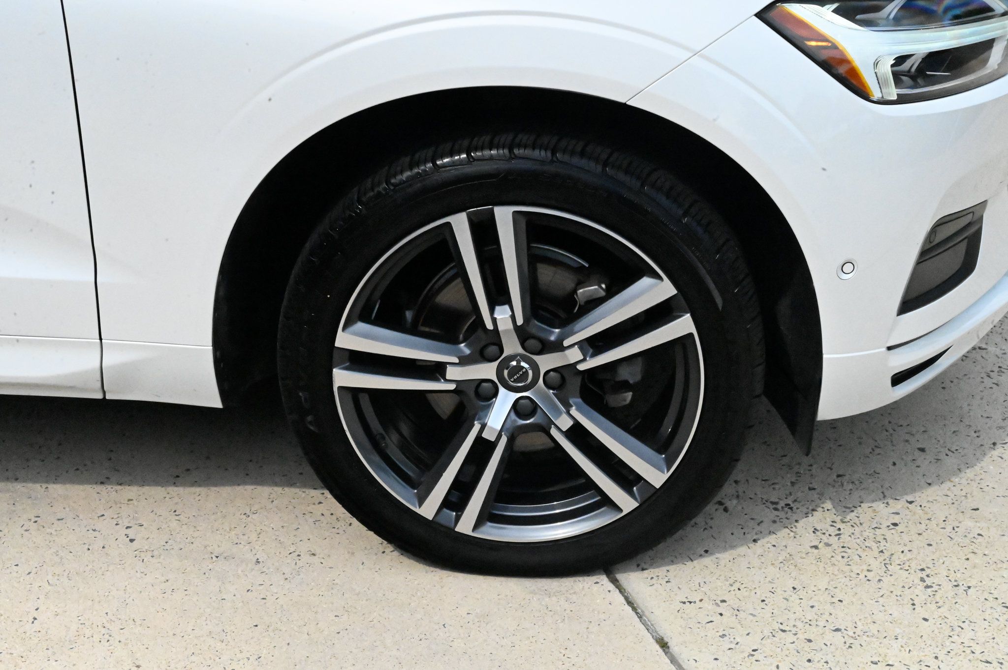 Used 2019 Volvo XC60 T5 Momentum w/ Multimedia Package AWD/4WD image 12
