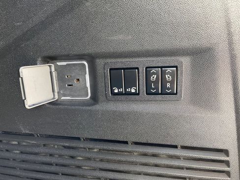 Used 2021 Chevrolet Tahoe Premier w/ Premium Package RWD image 14