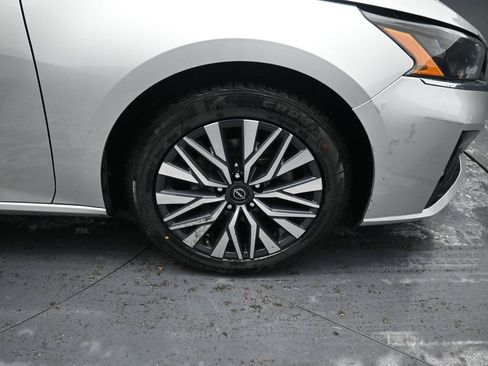 Used 2024 Nissan Altima 2.5 SV image 18