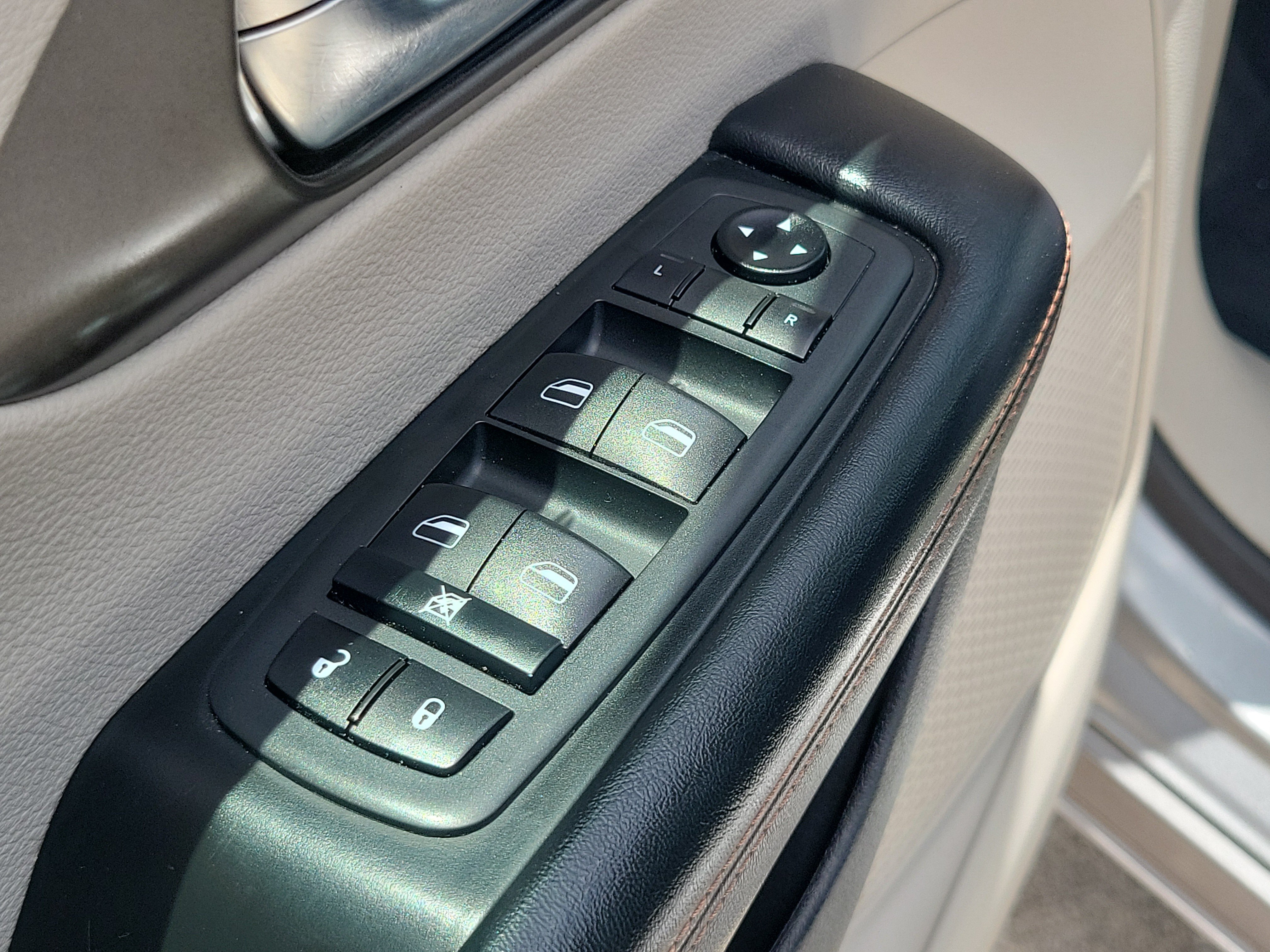 Used 2020 Chrysler Pacifica Touring FWD image 15