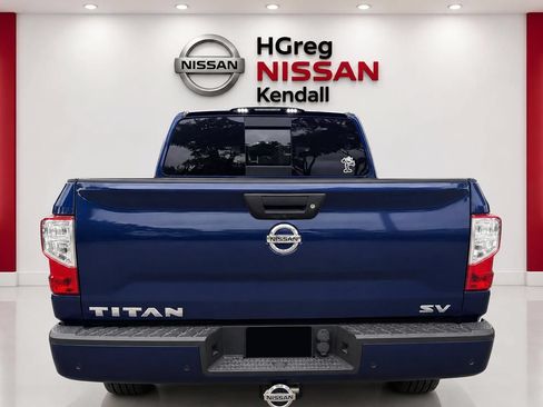 Used 2021 Nissan Titan SV w/ SV Convenience Package RWD image 4