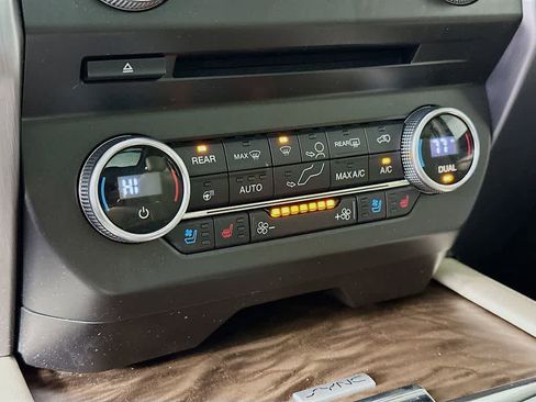 Certified 2018 Ford Expedition Platinum image 18