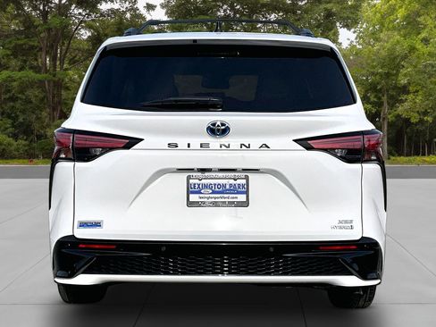 Used 2021 Toyota Sienna XSE w/ XSE Plus Package image 6
