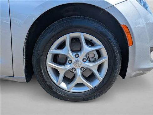 Used 2019 Chrysler Pacifica Limited FWD image 22