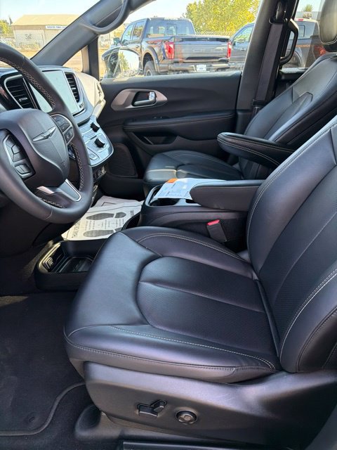 Used 2025 Chrysler Pacifica Select FWD image 8