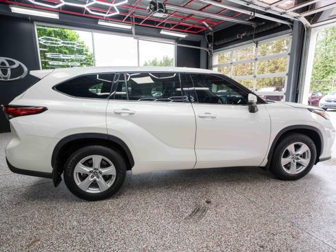 Used 2021 Toyota Highlander LE AWD/4WD image 4