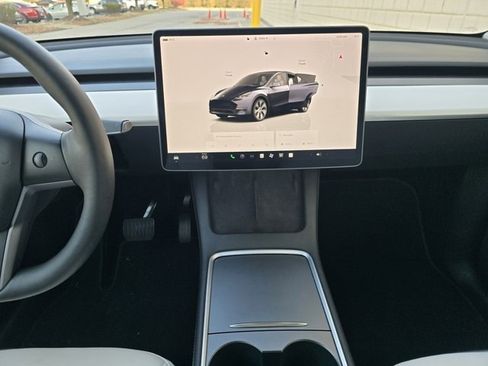 Used 2023 Tesla Model Y 2WD image 22