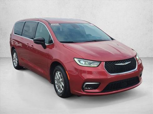Used 2025 Chrysler Pacifica Select FWD image 3