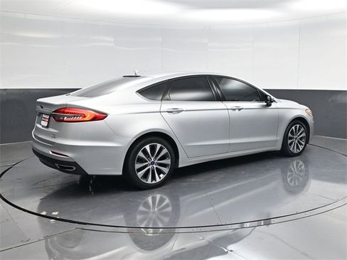 Used 2019 Ford Fusion SE image 3