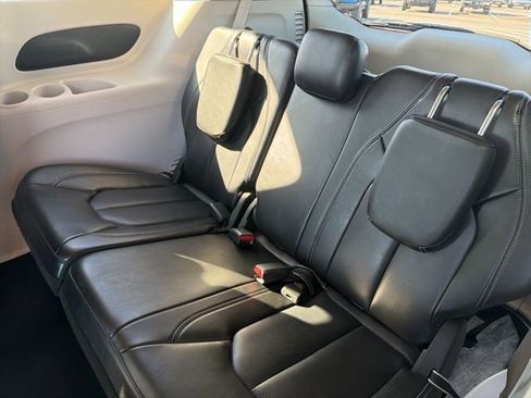 Used 2023 Chrysler Pacifica Touring-L FWD image 14